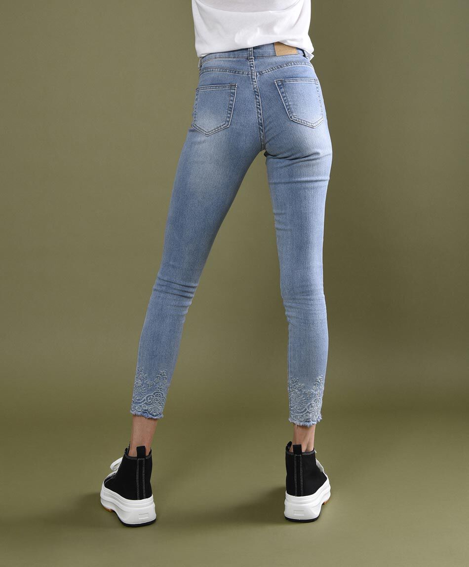 Jeans mujer basta bordada