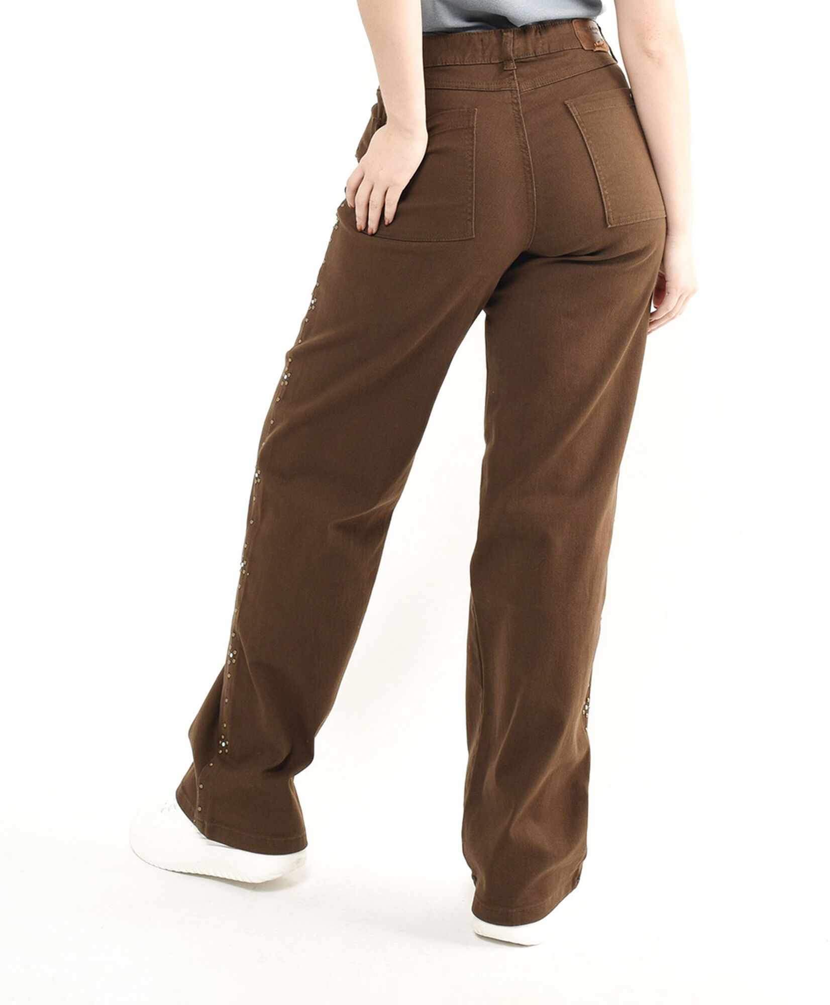 Jeans mujer café tachas wide Jeans mujer café tachas wide