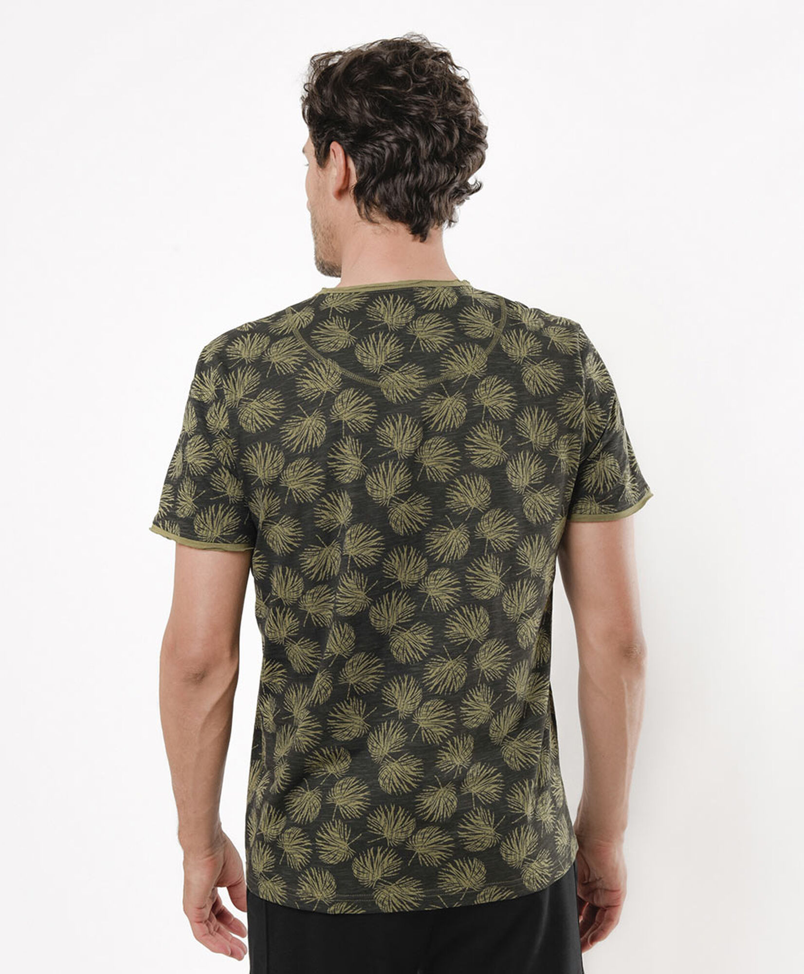 Polera hombre print hojas bolsillo Polera hombre print hojas bolsillo
