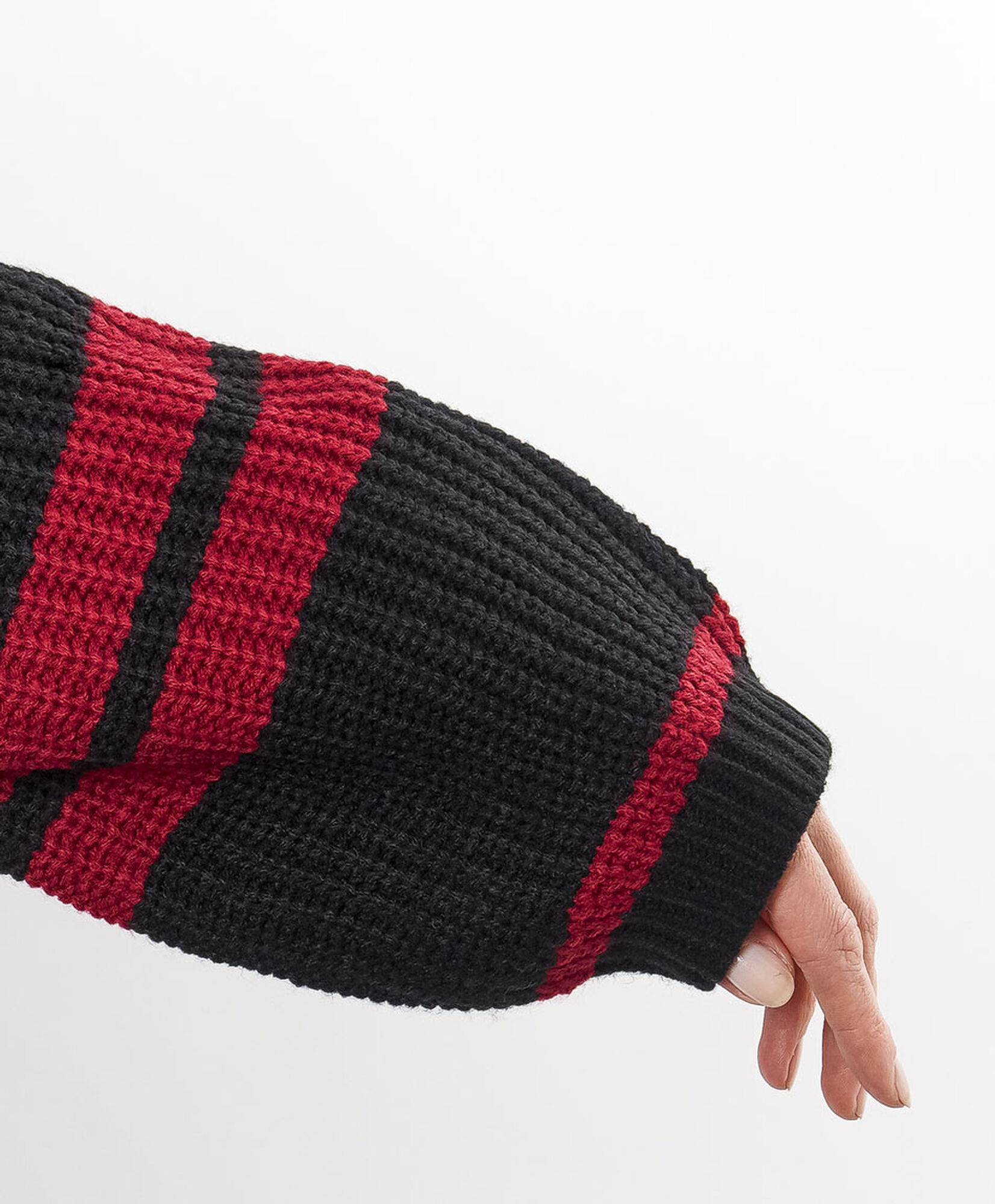 Sweater mujer líneas negro y rojo Sweater mujer líneas negro y rojo