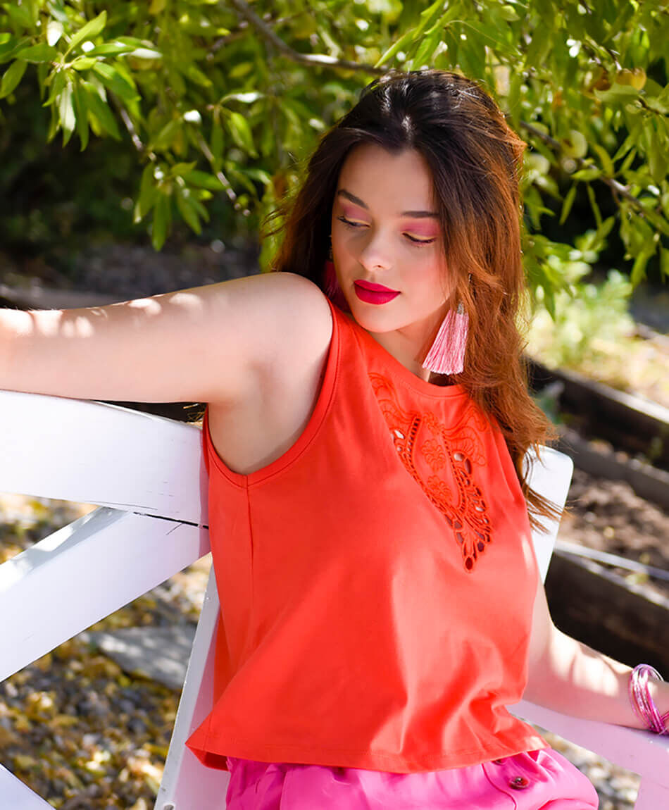 Polera sin mangas cuello redondo