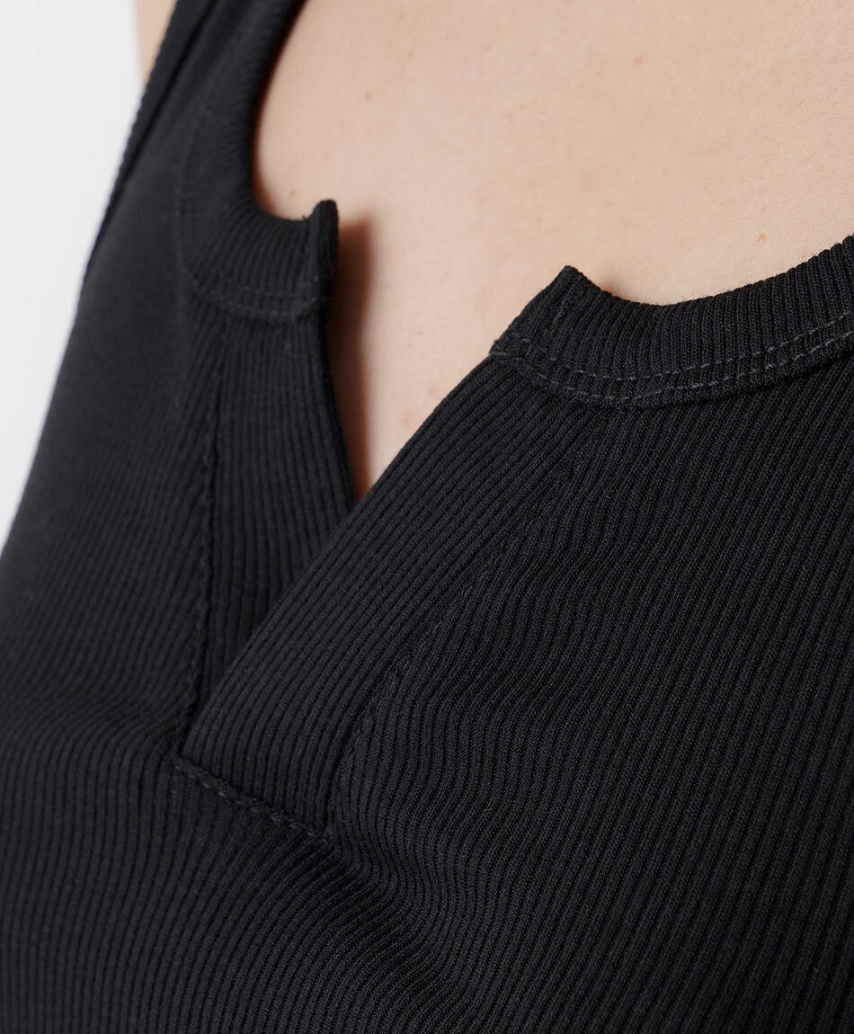 Polera mujer canal&eacute; escote negra