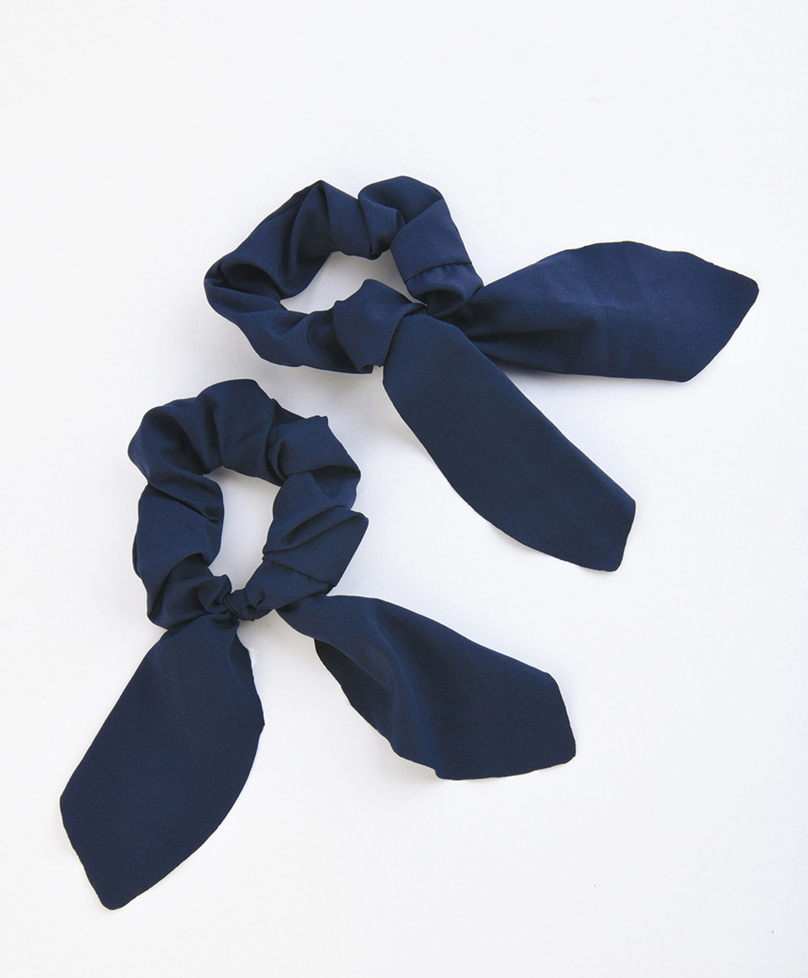 Set 2 scrunchies escolares lazo Set 2 scrunchies escolares lazo