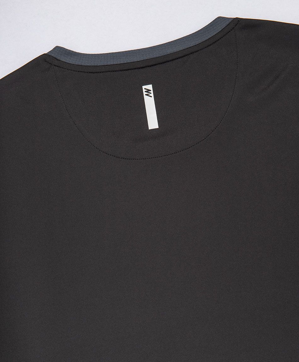 Polera deportiva hombre flecha