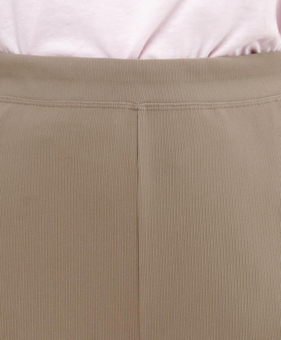 Pantal&oacute;n mujer capri b&aacute;sico