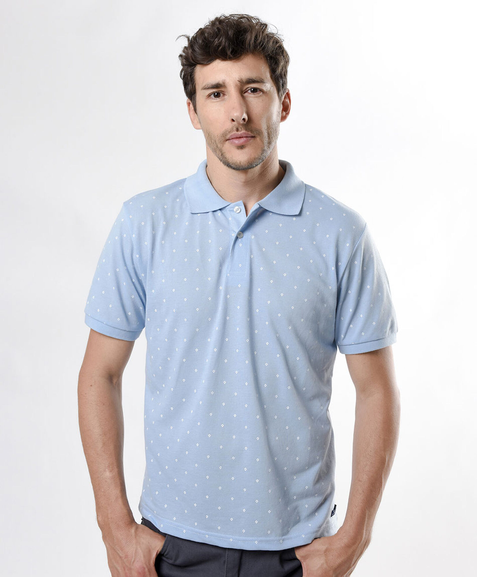 Polera hombre texturizada rombos cuello piqué Polera hombre texturizada rombos cuello piqué