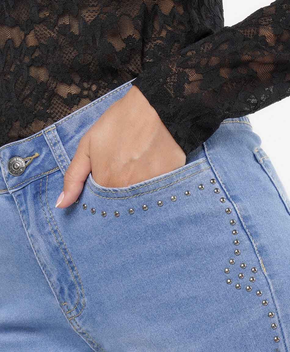 Jeans mujer dise&ntilde;o tachas flare
