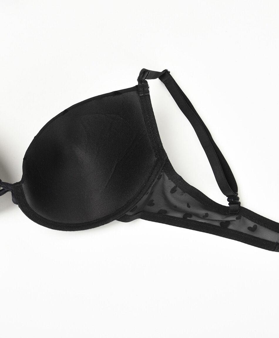 Sost&eacute;n mujer corazones