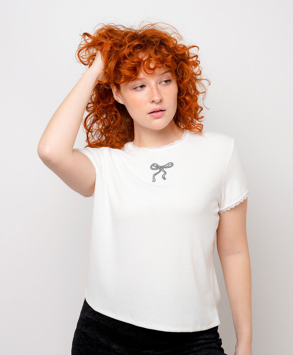 Polera mujer cinta bordada blanca