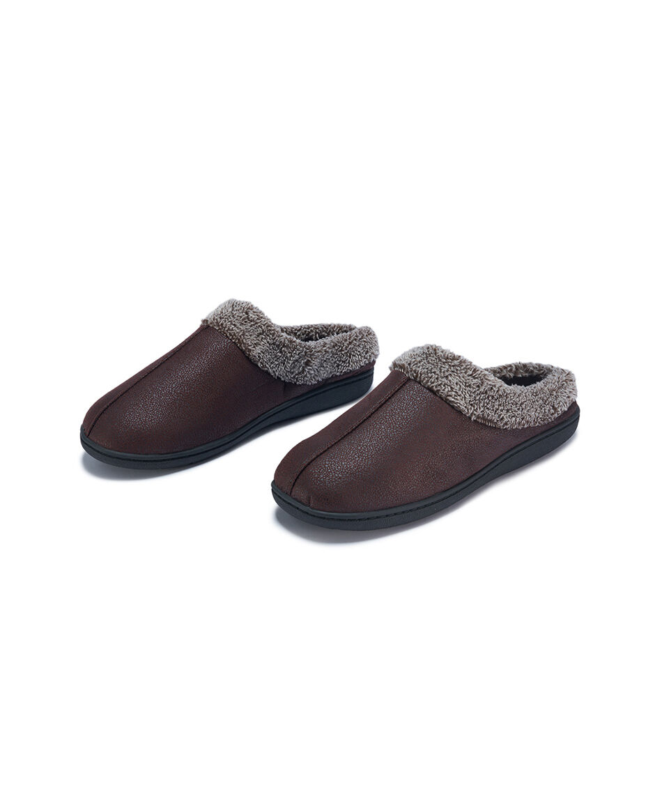 Pantufla hombre tono tierra vers&aacute;til