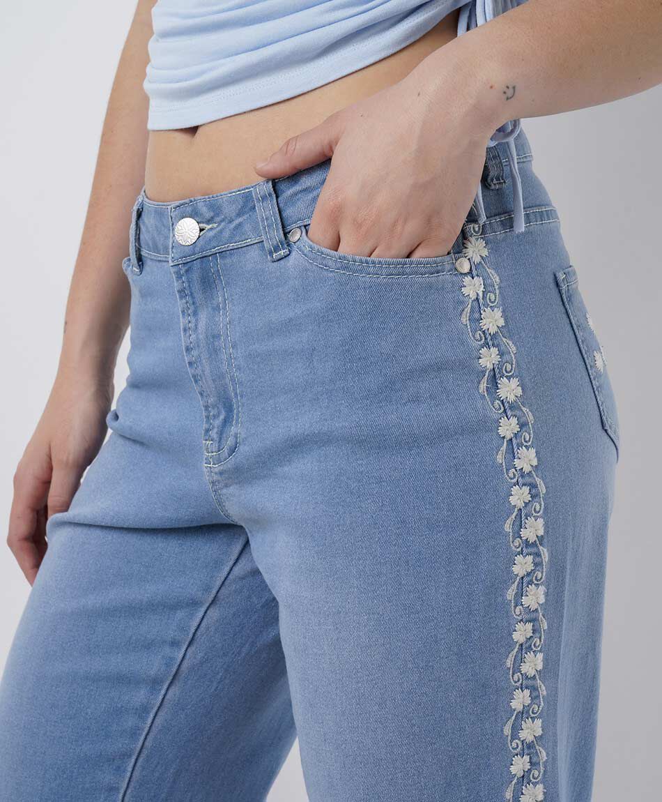 Jeans mujer straight bordado lateral