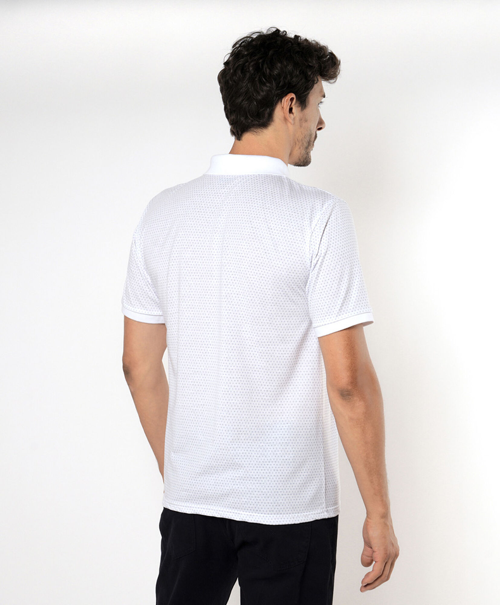 Polera hombre triángulos cuello piqué Polera hombre triángulos cuello piqué