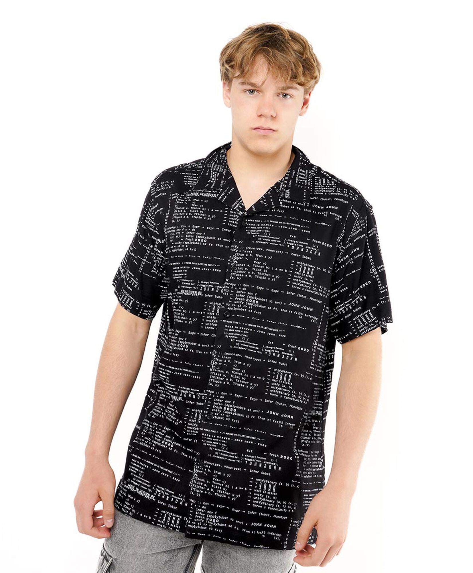 Camisa hombre estampada letras y códigos Camisa hombre estampada letras y códigos