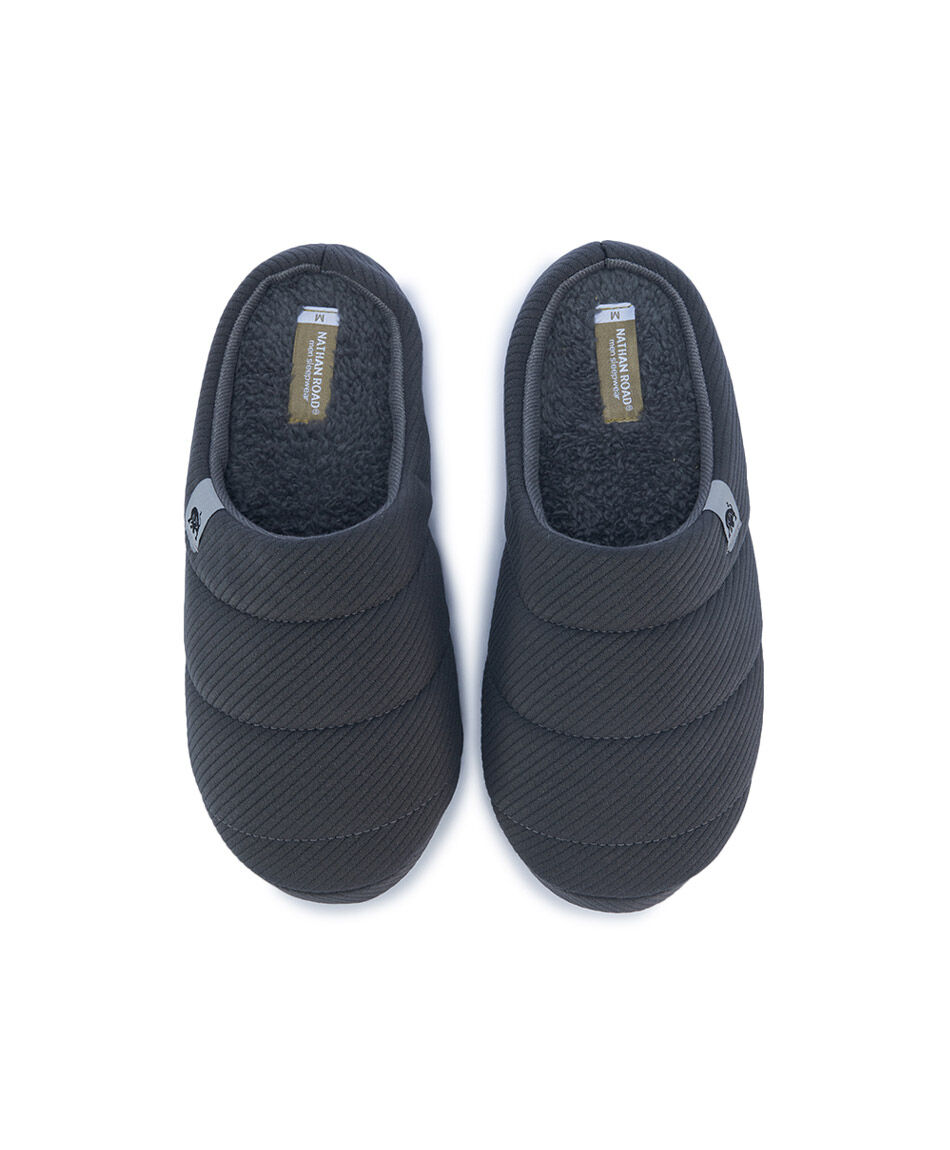 Pantufla hombre tono gris vers&aacute;til