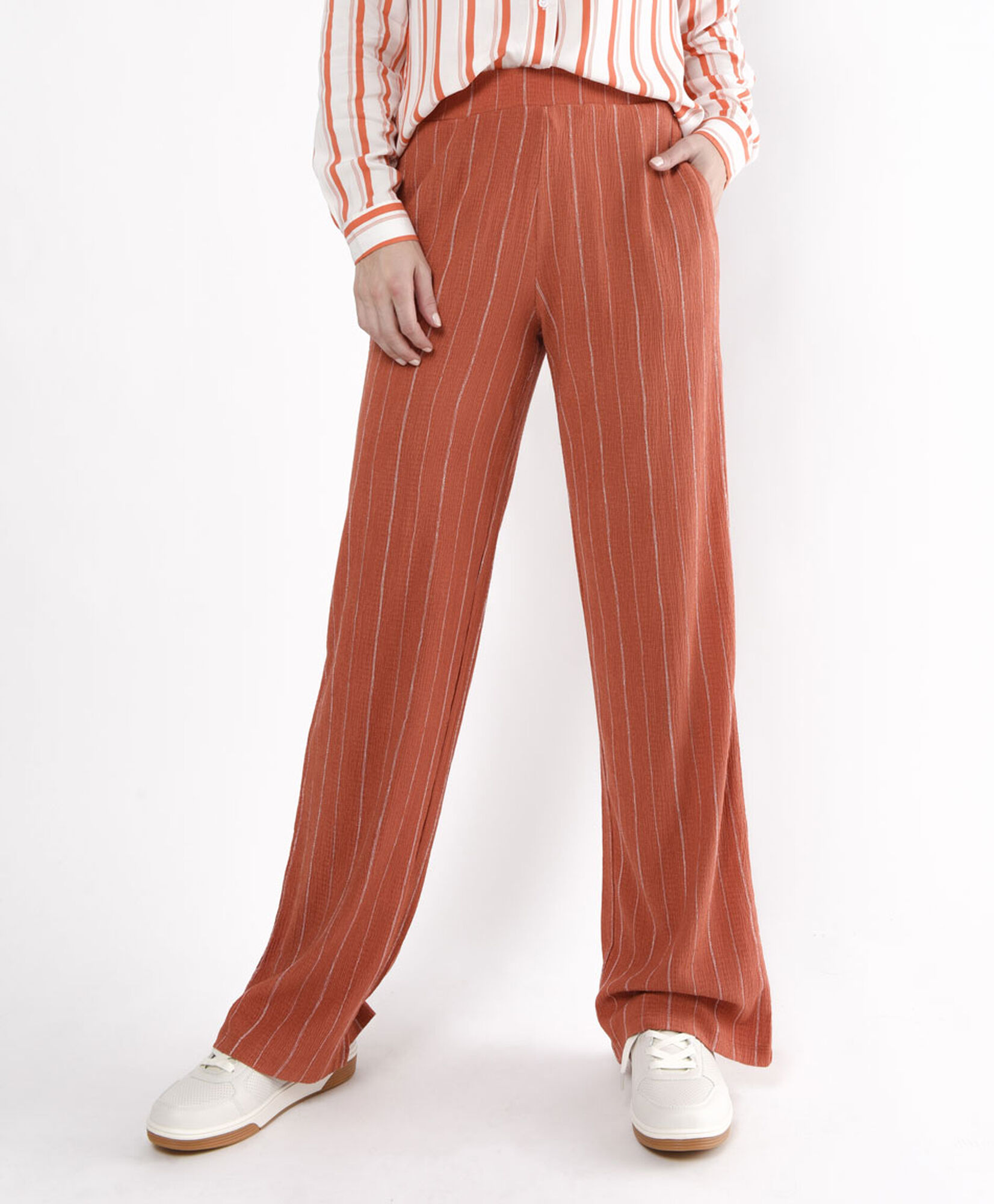 Pantalón mujer texturizado líneas Pantalón mujer texturizado líneas