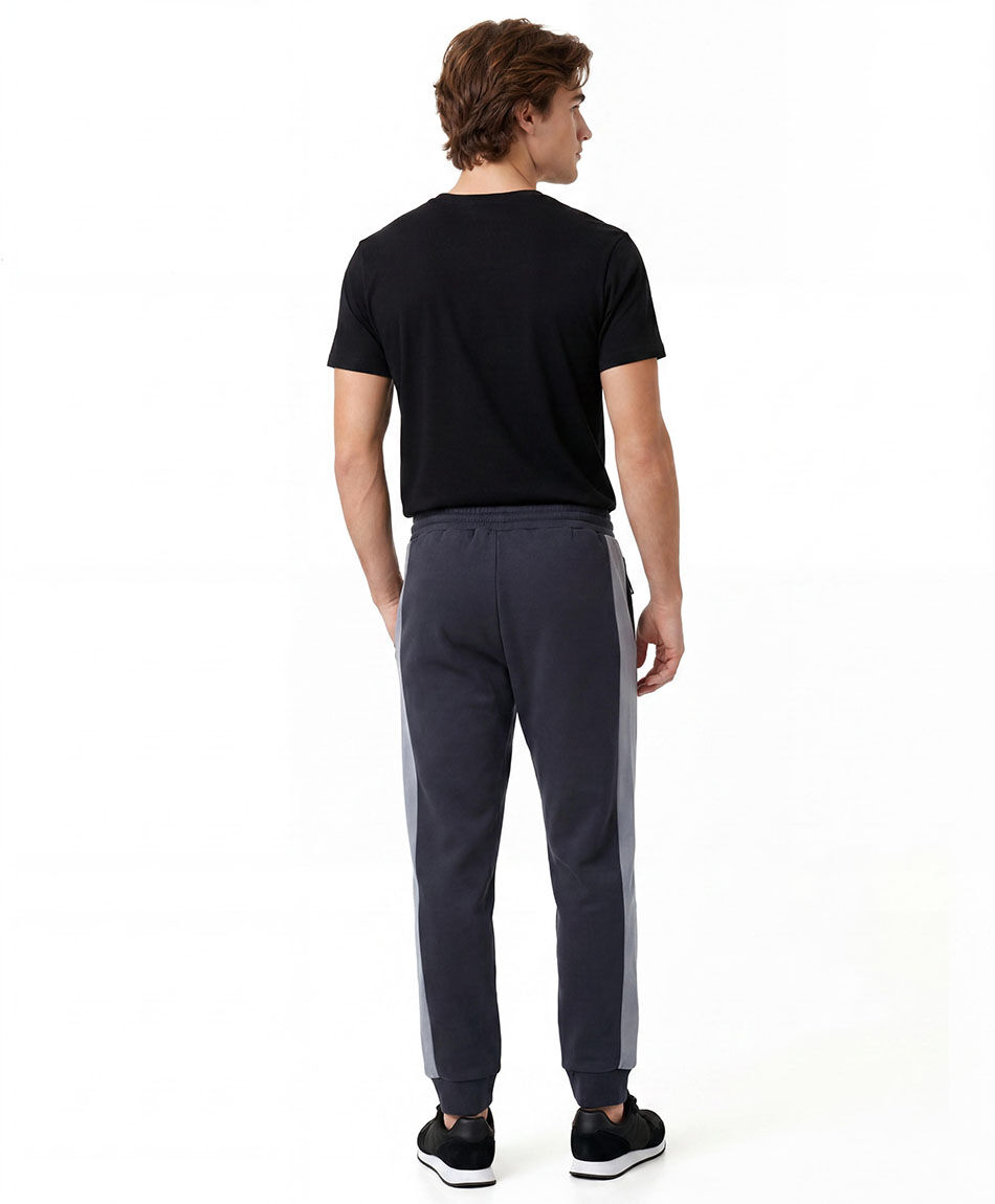 Pantal&oacute;n deportivo hombre texto l&iacute;neas