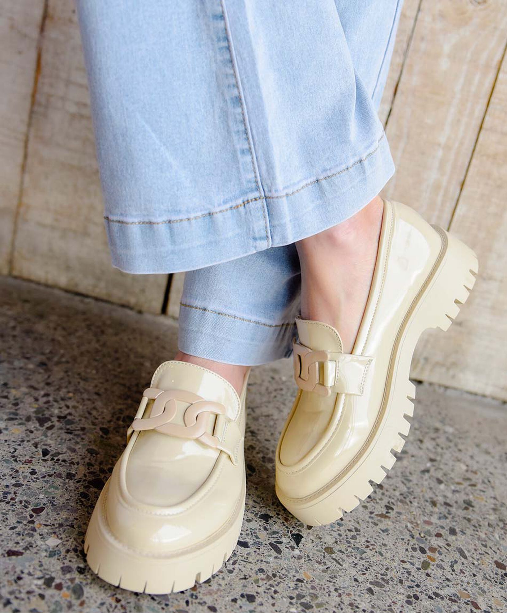Mocasín mujer charol beige Mocasín mujer charol beige