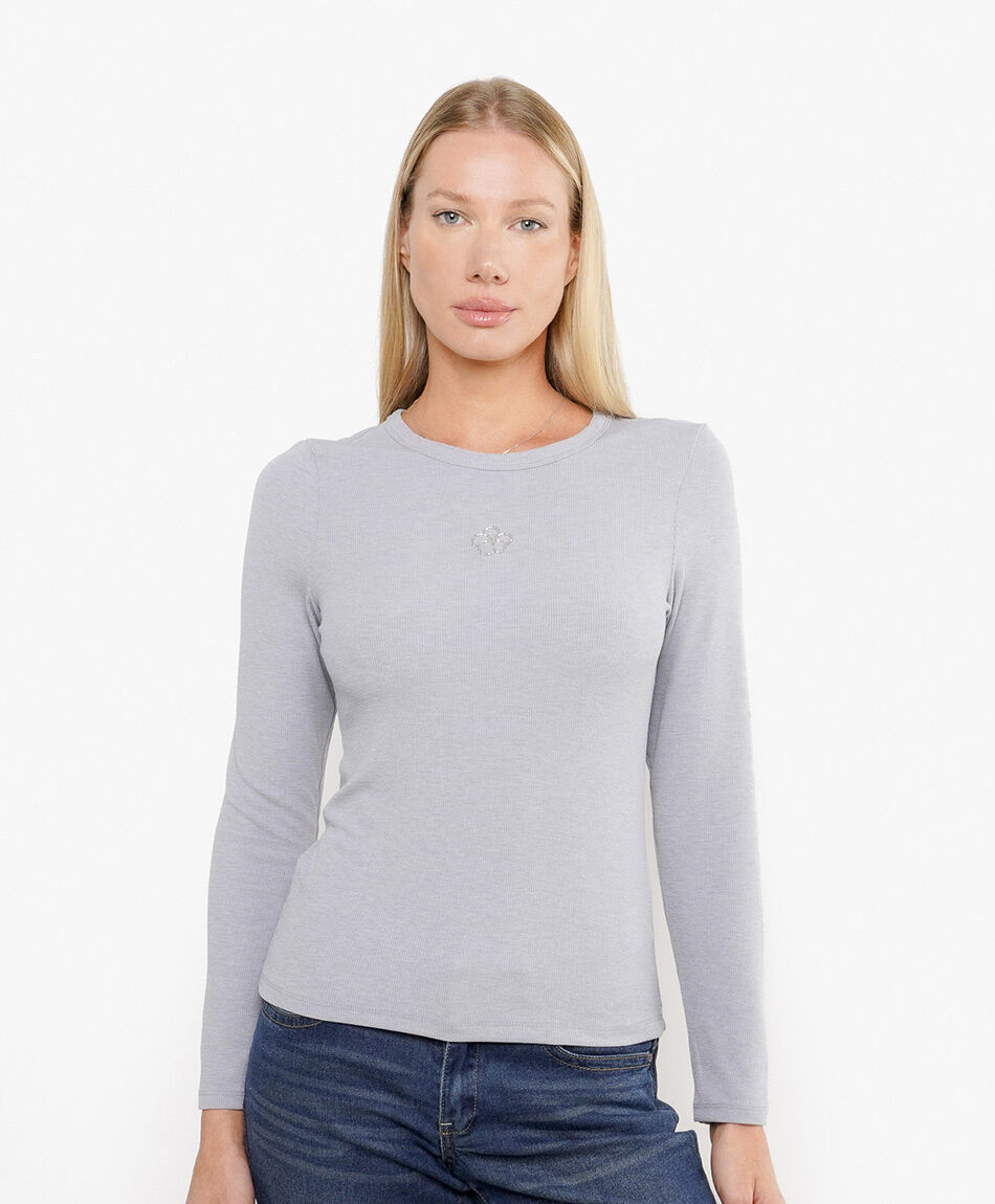 Polera mujer b&aacute;sica flor bordada