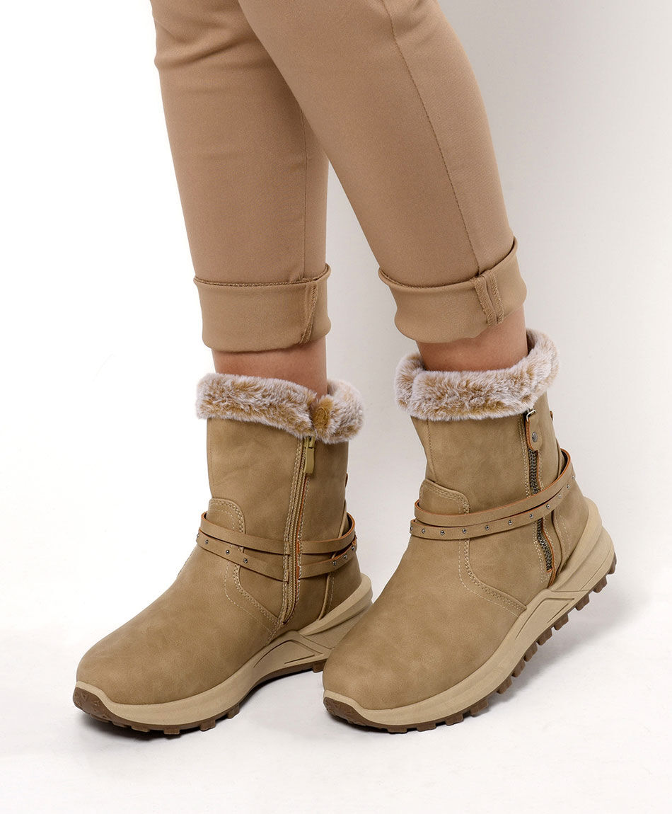 Bota mujer pelitos y tachas