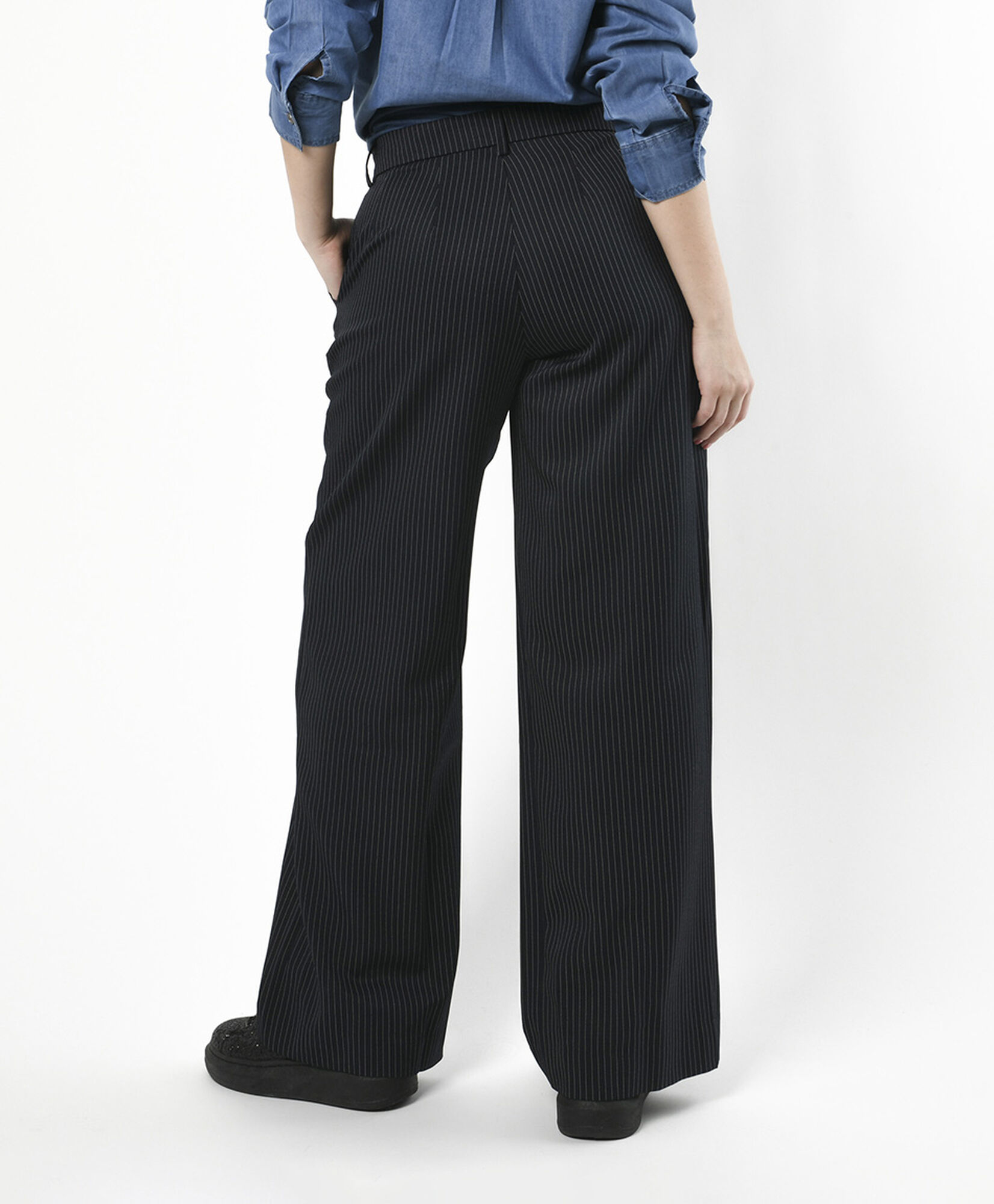 Pantalón mujer líneas finas wide Pantalón mujer líneas finas wide
