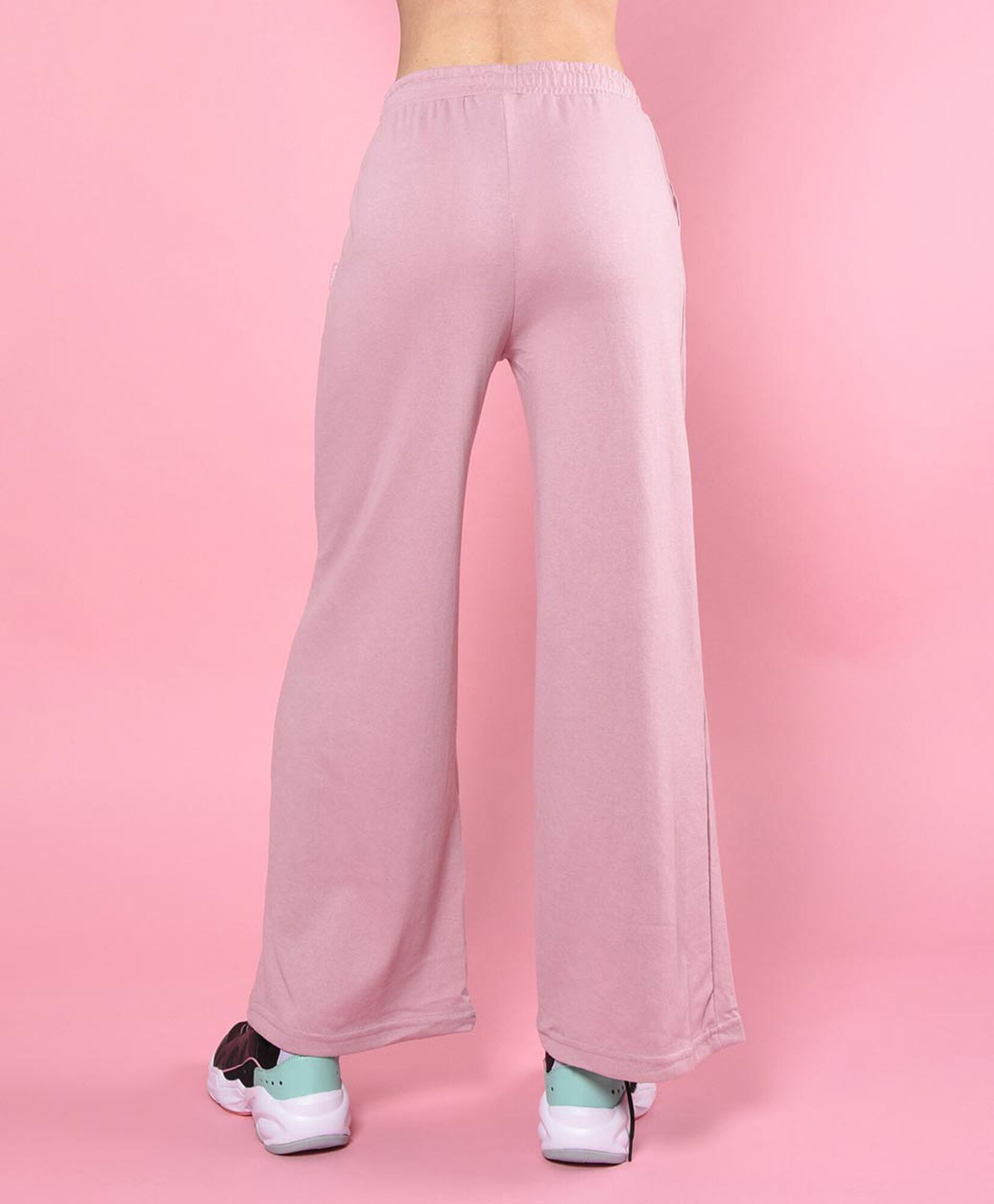 Pantalón de buzo tiro alto over Pantalón de buzo tiro alto over