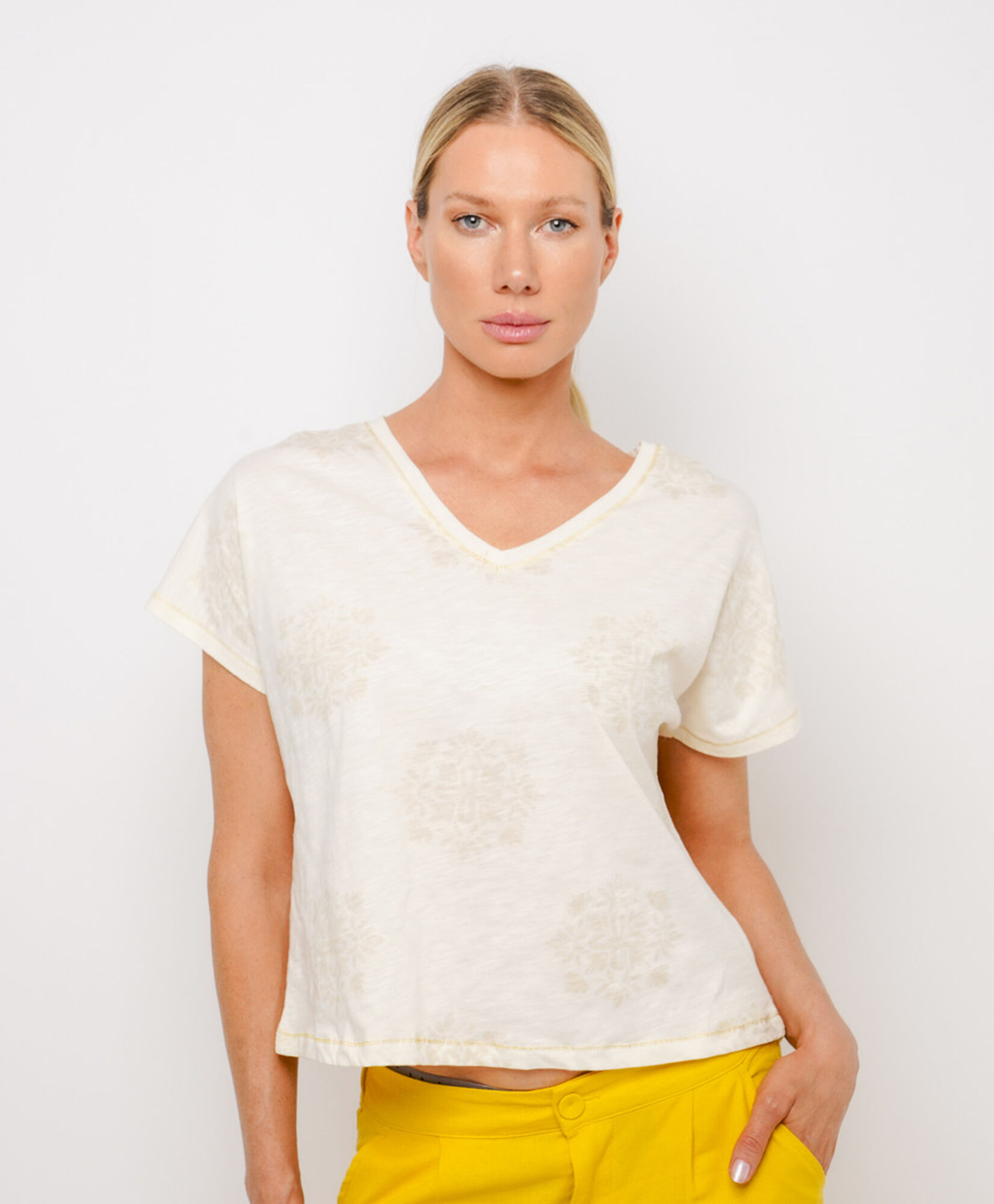 Polera mujer diseño florcitas gold Polera mujer diseño florcitas gold