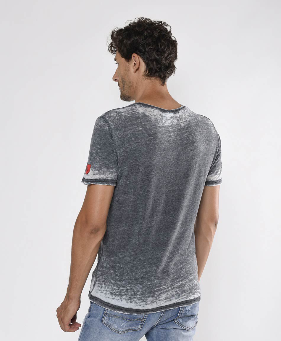 Polera hombre desgastada
