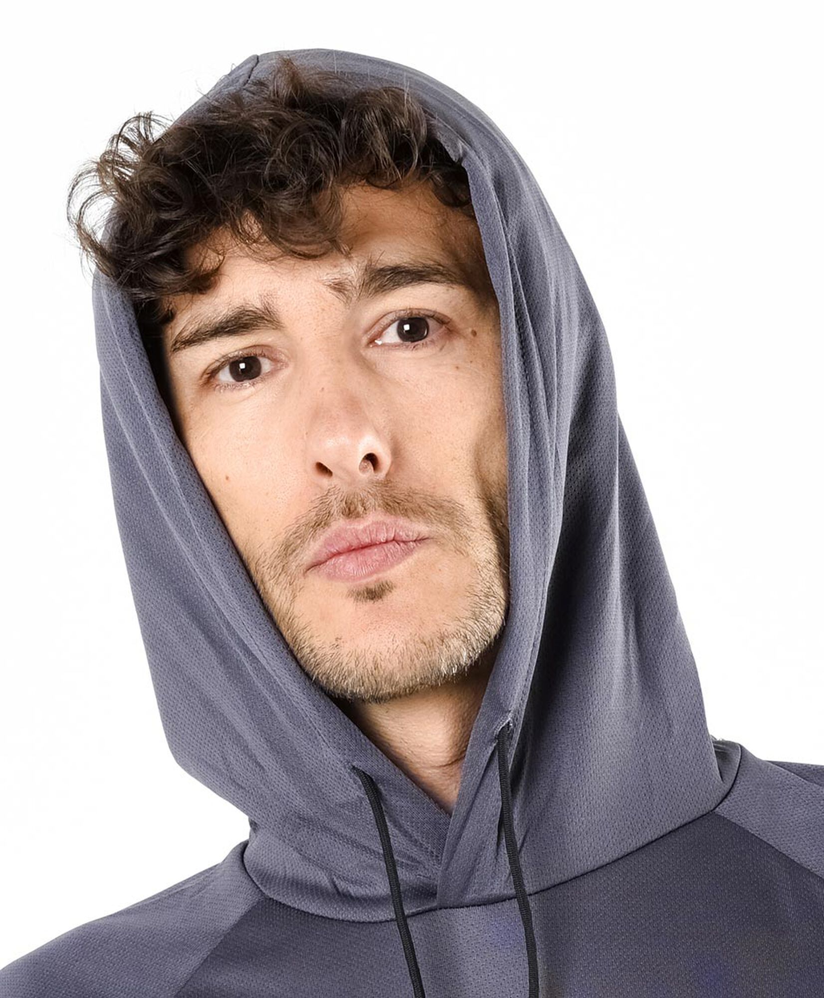 Polera deportiva hombre con gorro Polera deportiva hombre con gorro