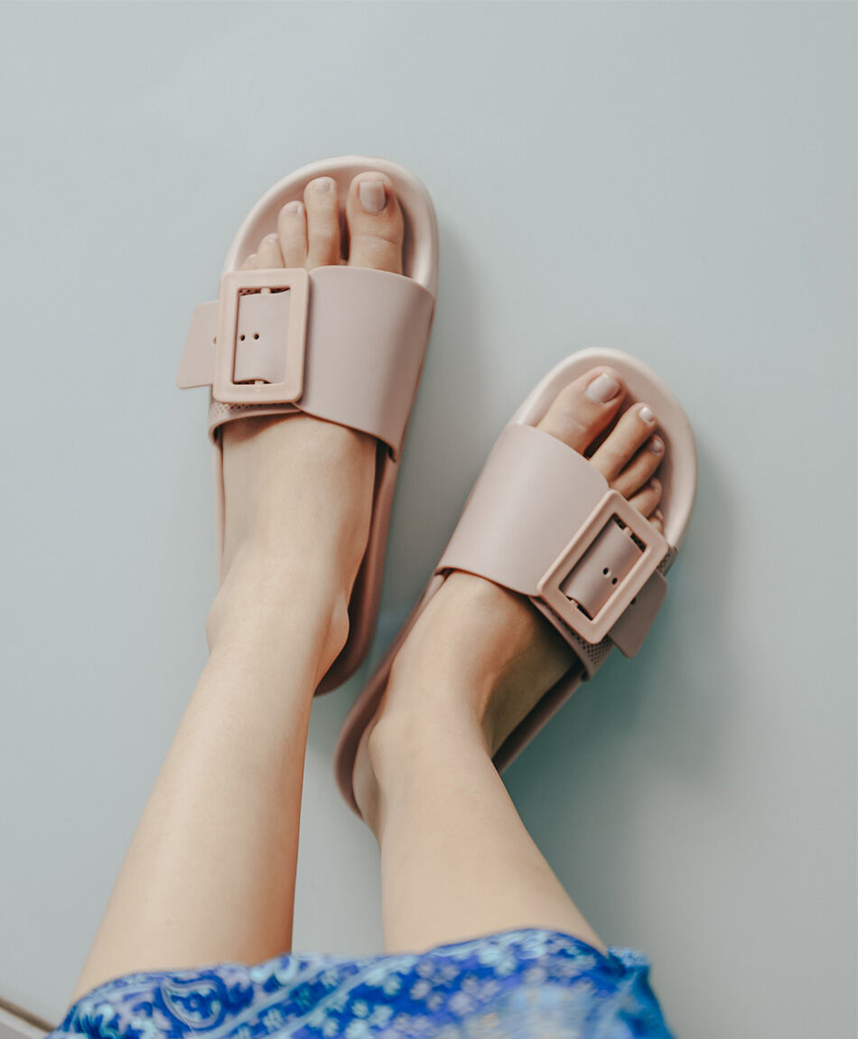 Sandalia mujer hebilla rosada