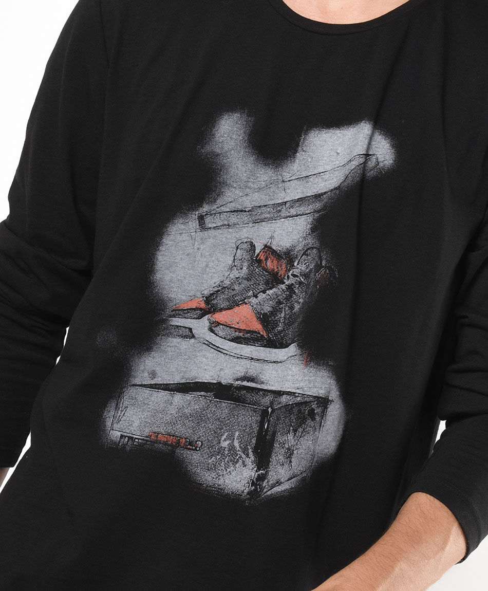 Polera hombre estampado zapatillas