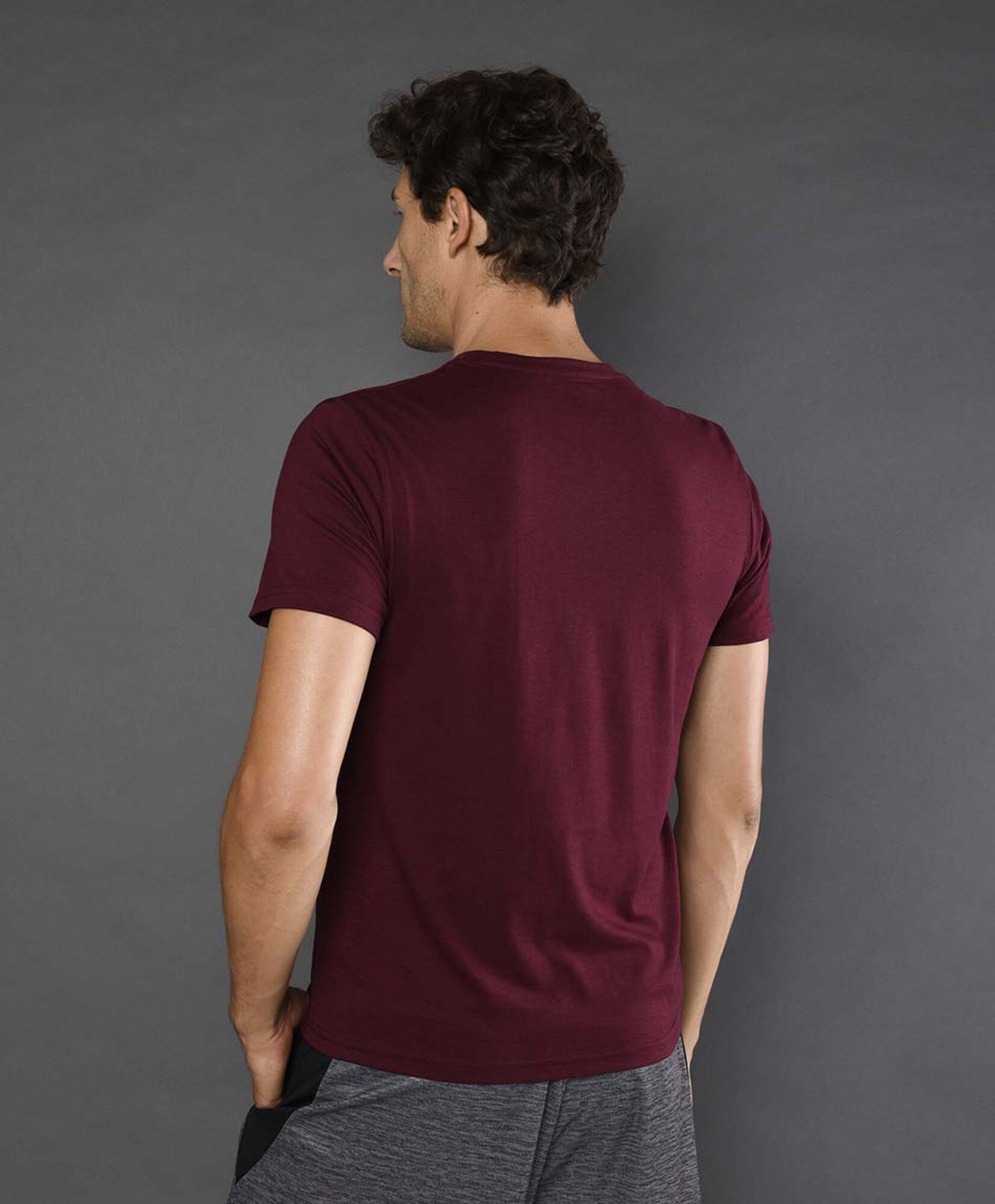 Polera deportiva hombre estampado montaña Polera deportiva hombre estampado montaña
