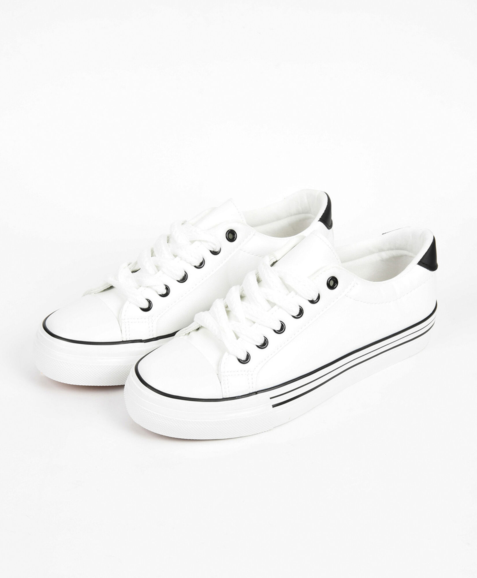 Zapatilla mujer blanca detalles negros Zapatilla mujer blanca detalles negros