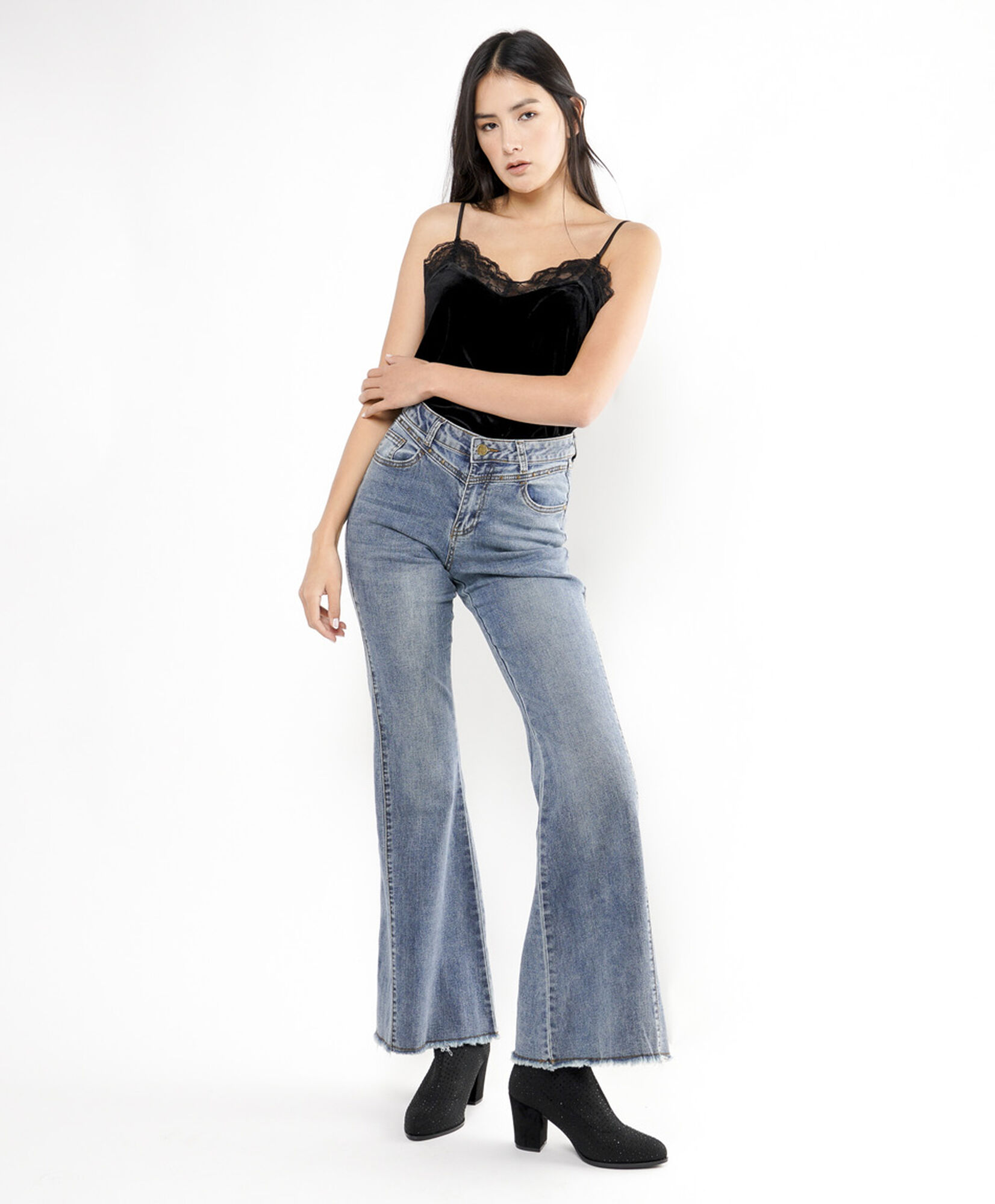 Jeans mujer tachas flare Jeans mujer tachas flare