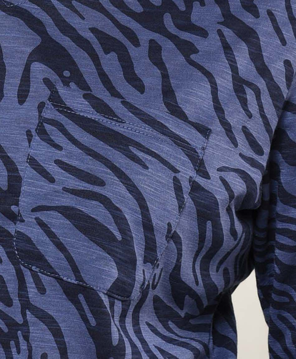 Polera mujer animal print bolsillo en pecho
