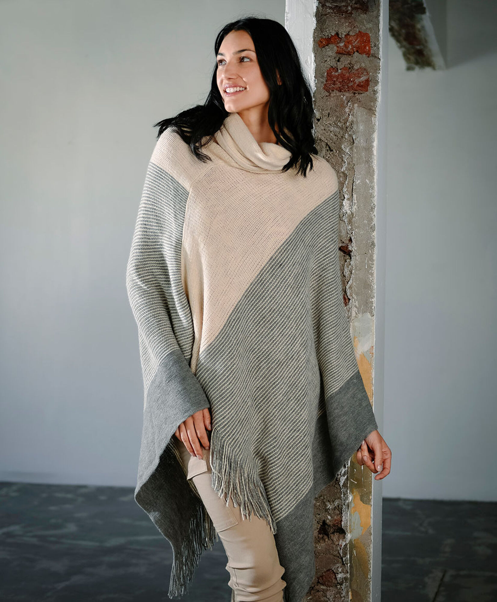 Poncho mujer líneas tricolor Poncho mujer líneas tricolor