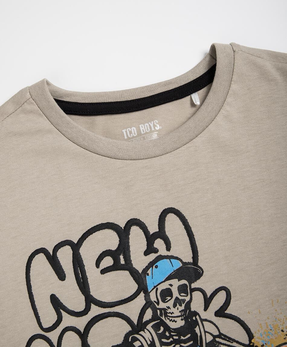 Polera ni&ntilde;o estampado b&aacute;squetbol