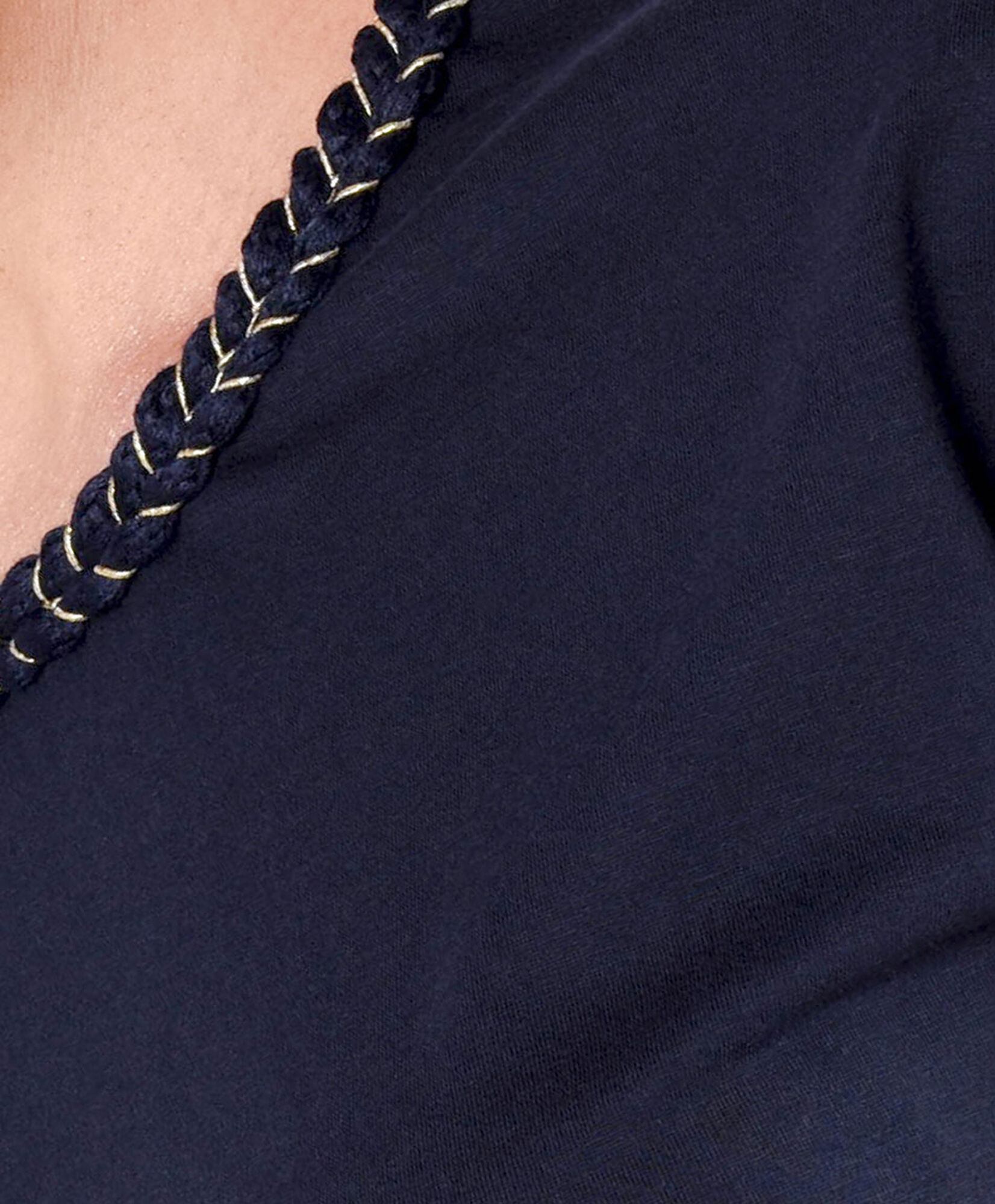 Polera mujer cuello hilos dorados Polera mujer cuello hilos dorados