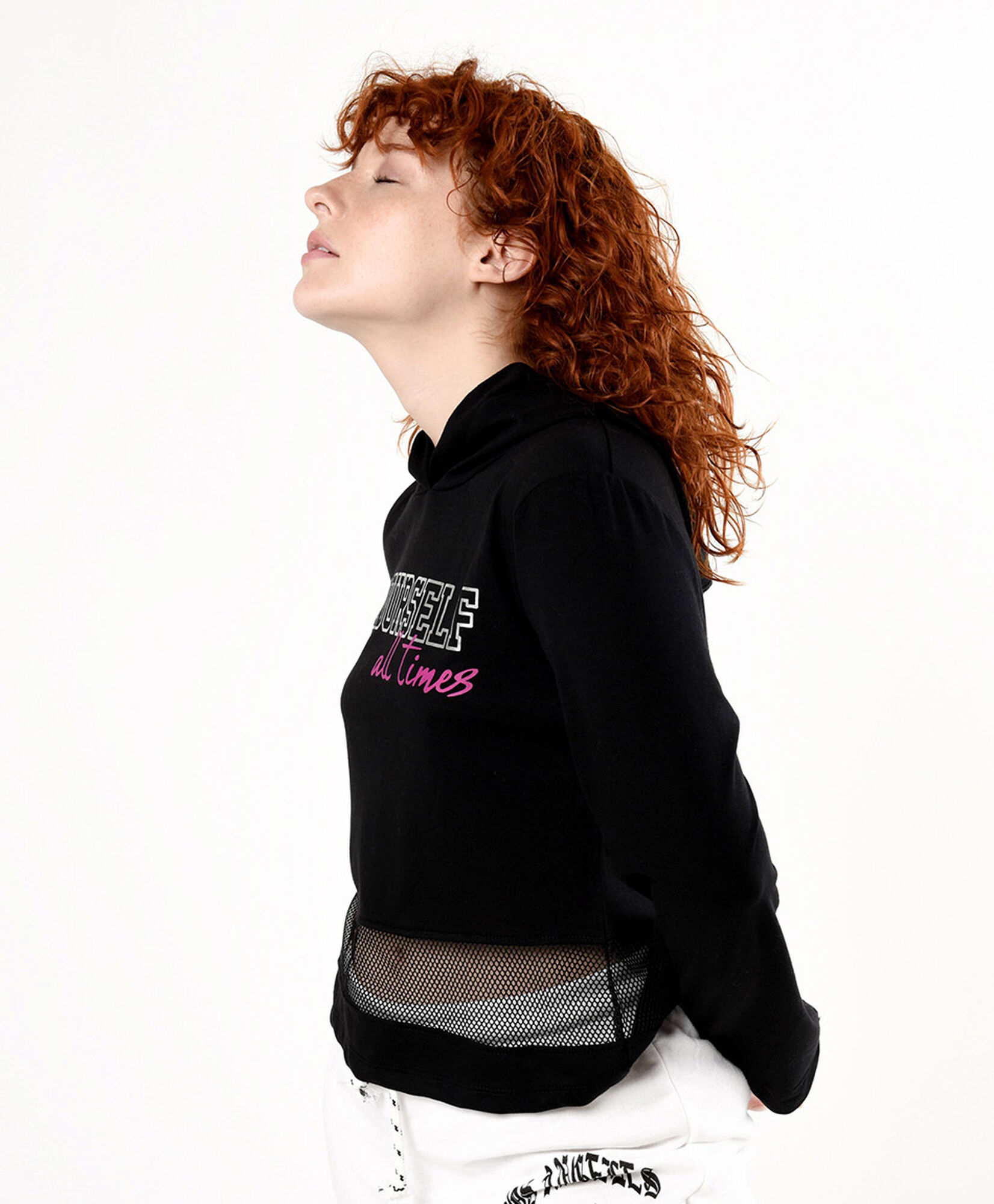 Polera deportiva mujer capucha y mesh Polera deportiva mujer capucha y mesh