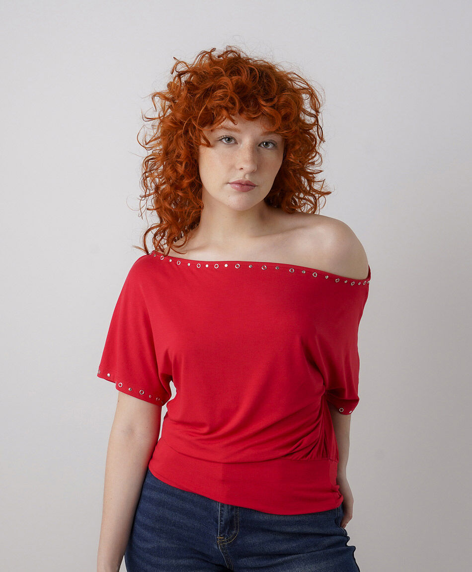 Polera mujer irregular tachas rojo