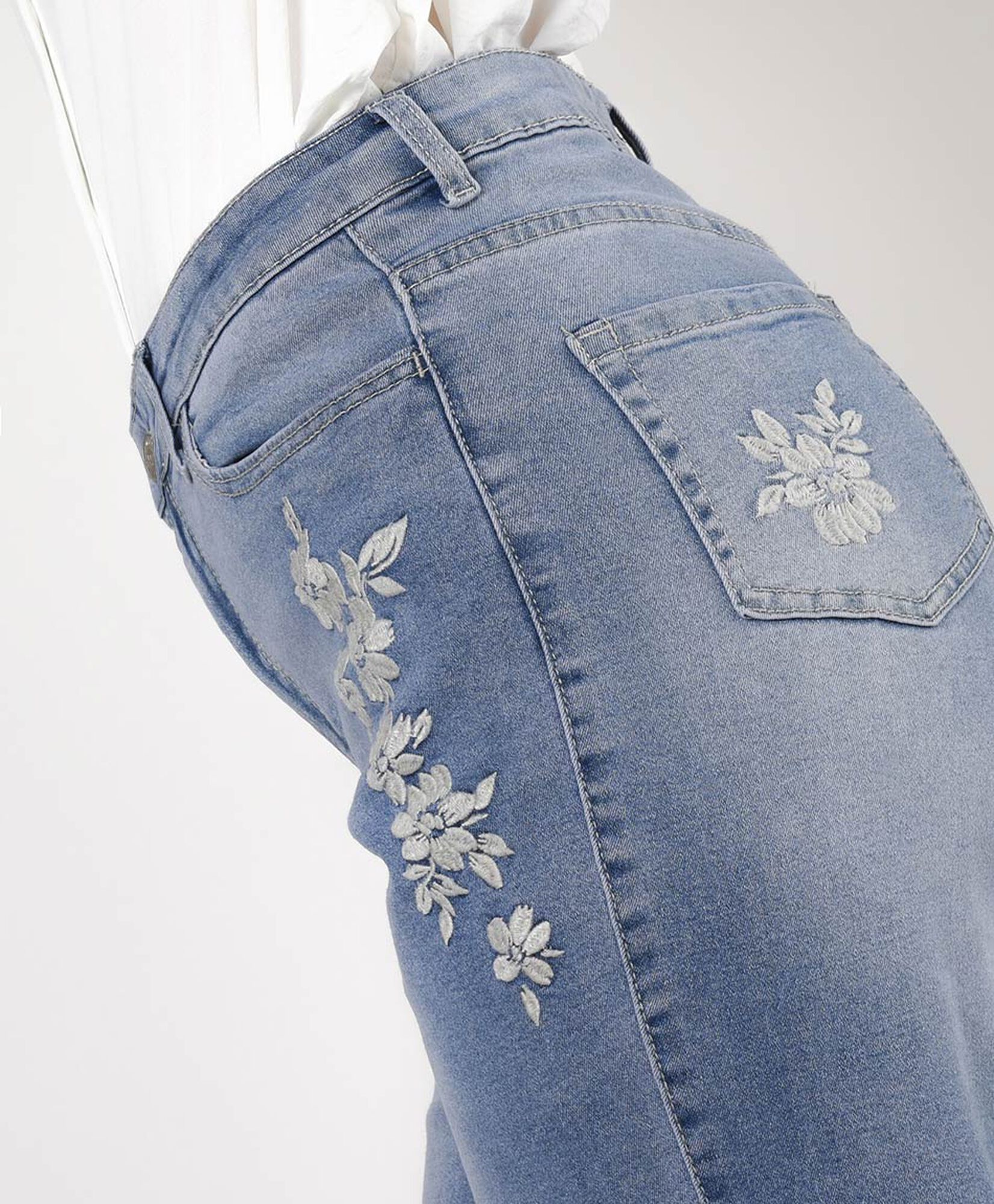 Jeans mujer flores bordadas Jeans mujer flores bordadas