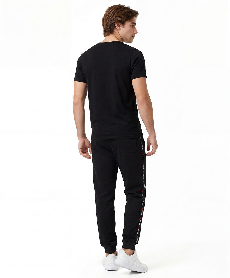 Pantal&oacute;n deportivo hombre l&iacute;neas texto