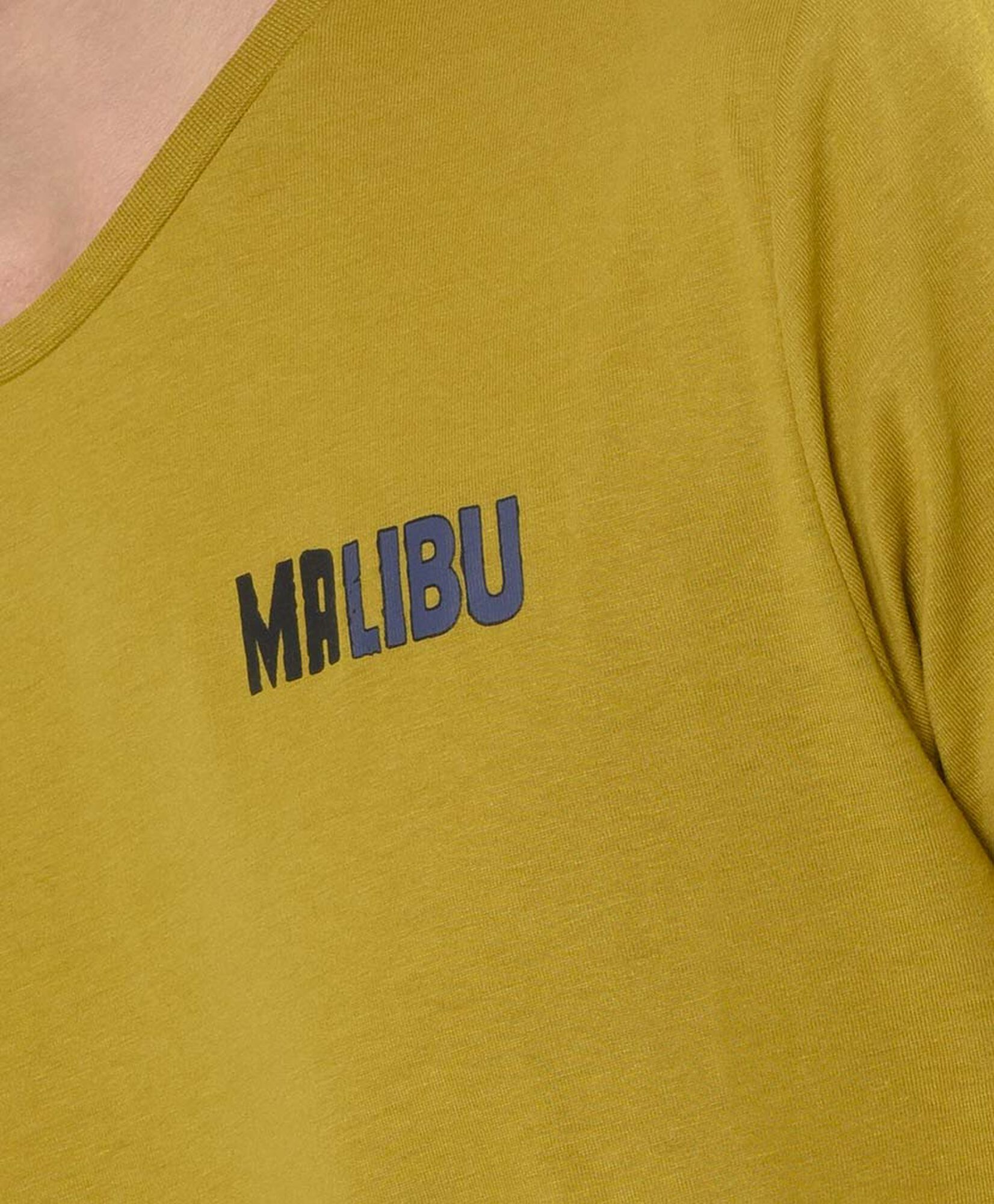 Polera hombre estampado malibu Polera hombre estampado malibu