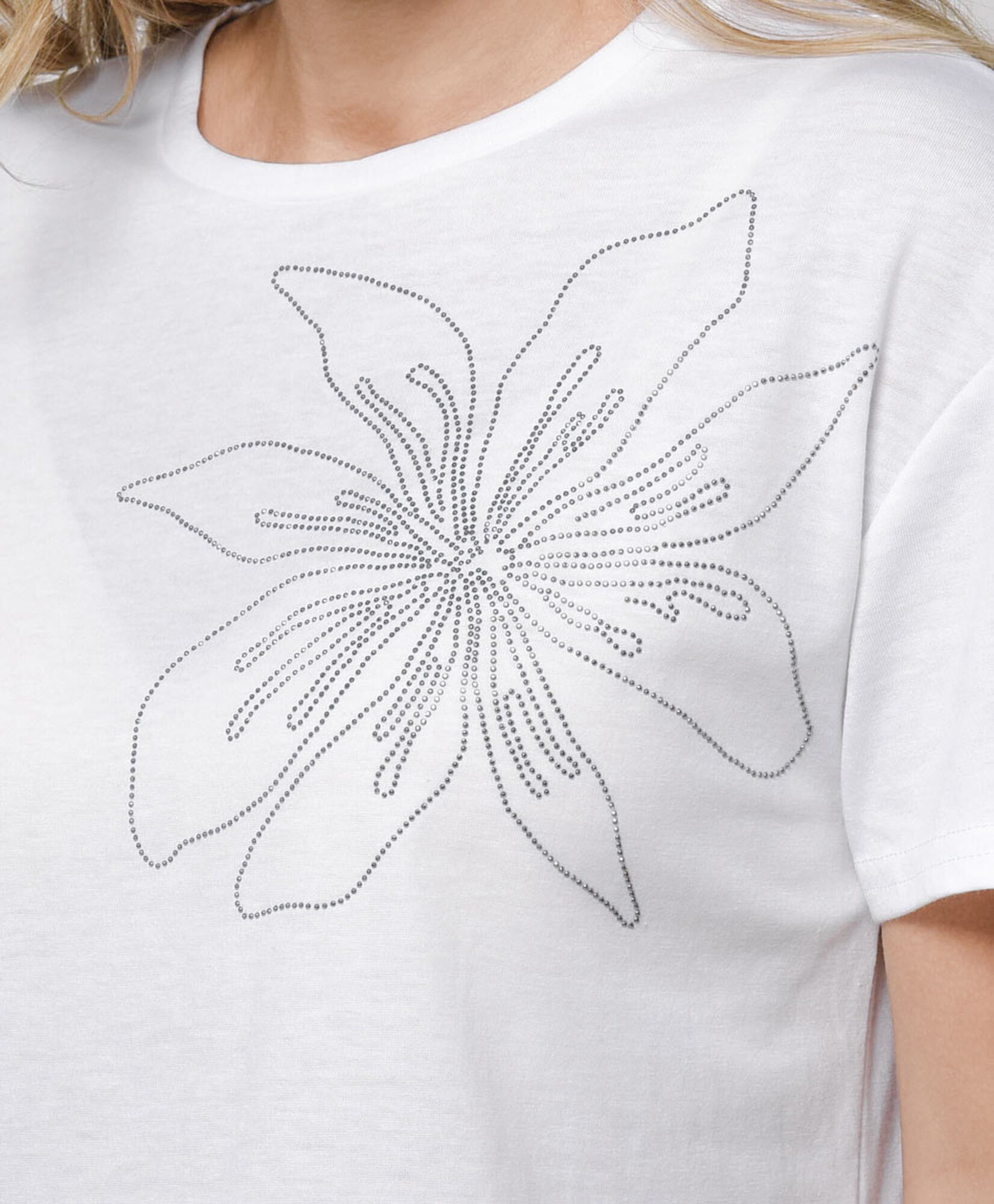 Polera mujer flor tachas Polera mujer flor tachas