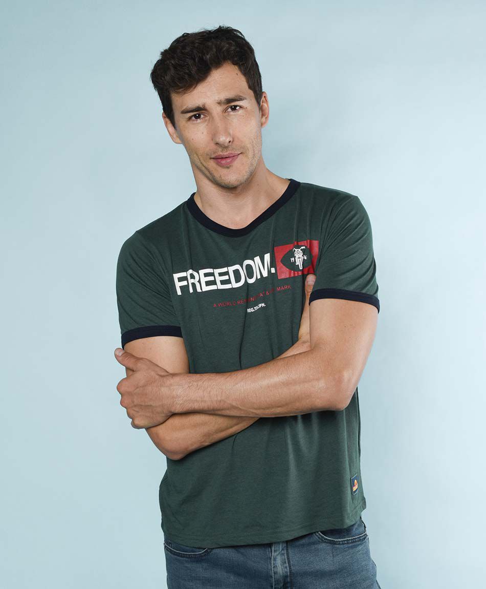 Polera hombre estampado freedom