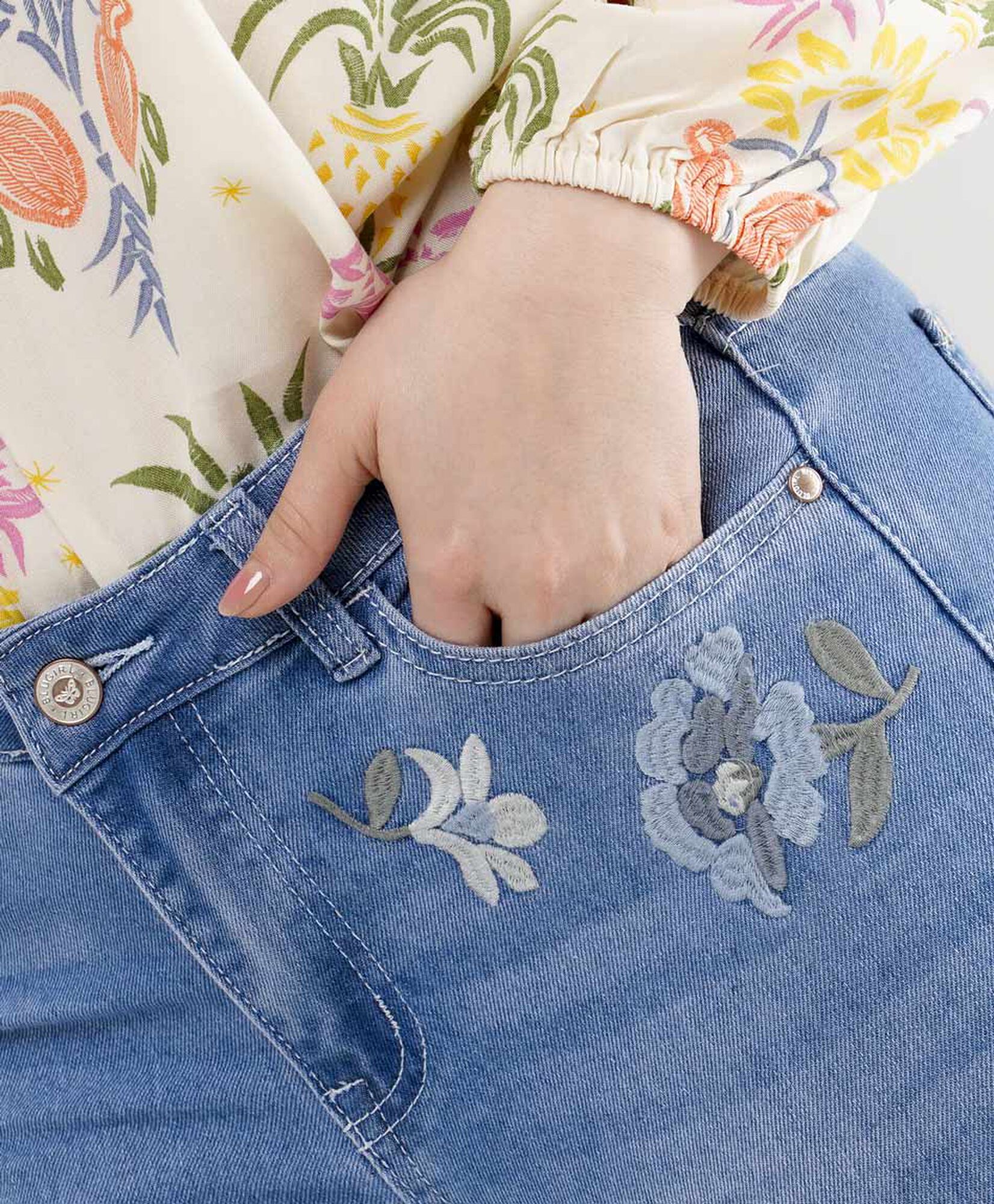 Jeans mujer flores bordadas flare Jeans mujer flores bordadas flare