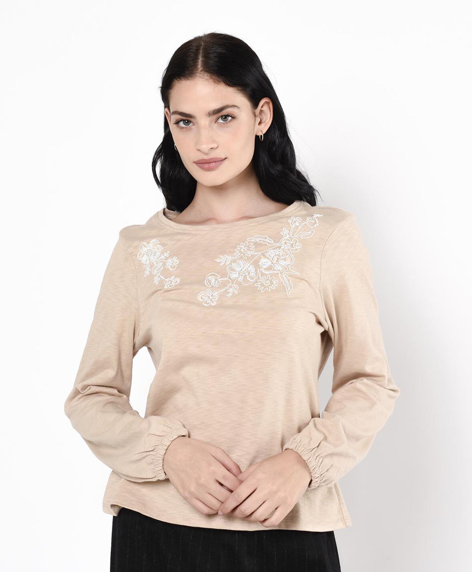 Polera mujer flores bordadas Polera mujer flores bordadas
