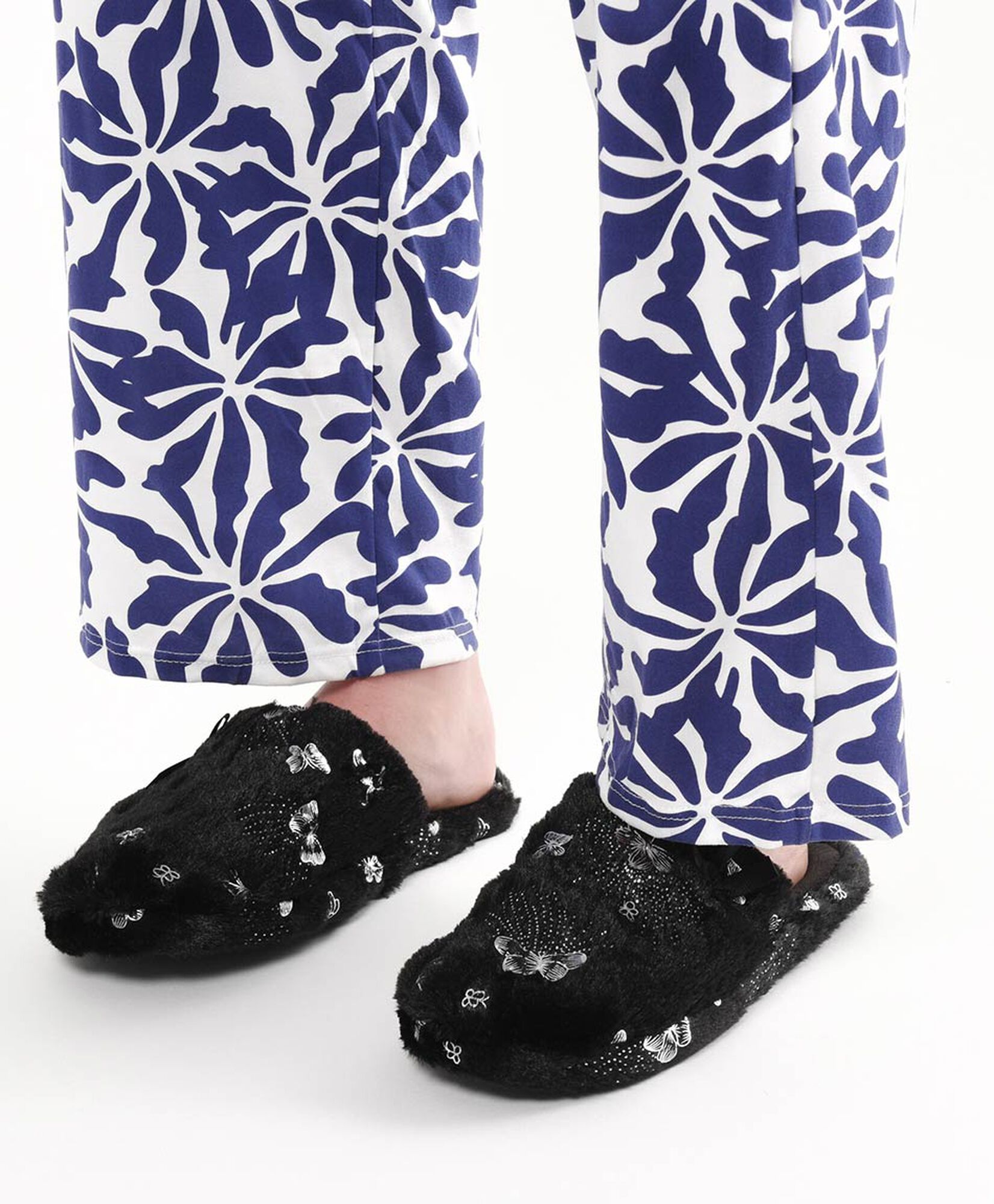 Pantufla mujer brillos mariposas negra Pantufla mujer brillos mariposas negra