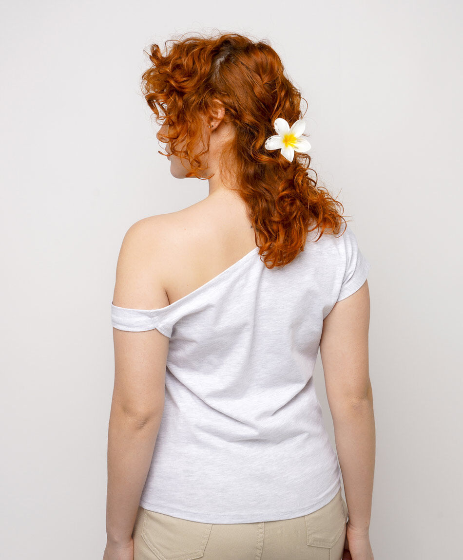 Polera mujer dise&ntilde;o asim&eacute;trico