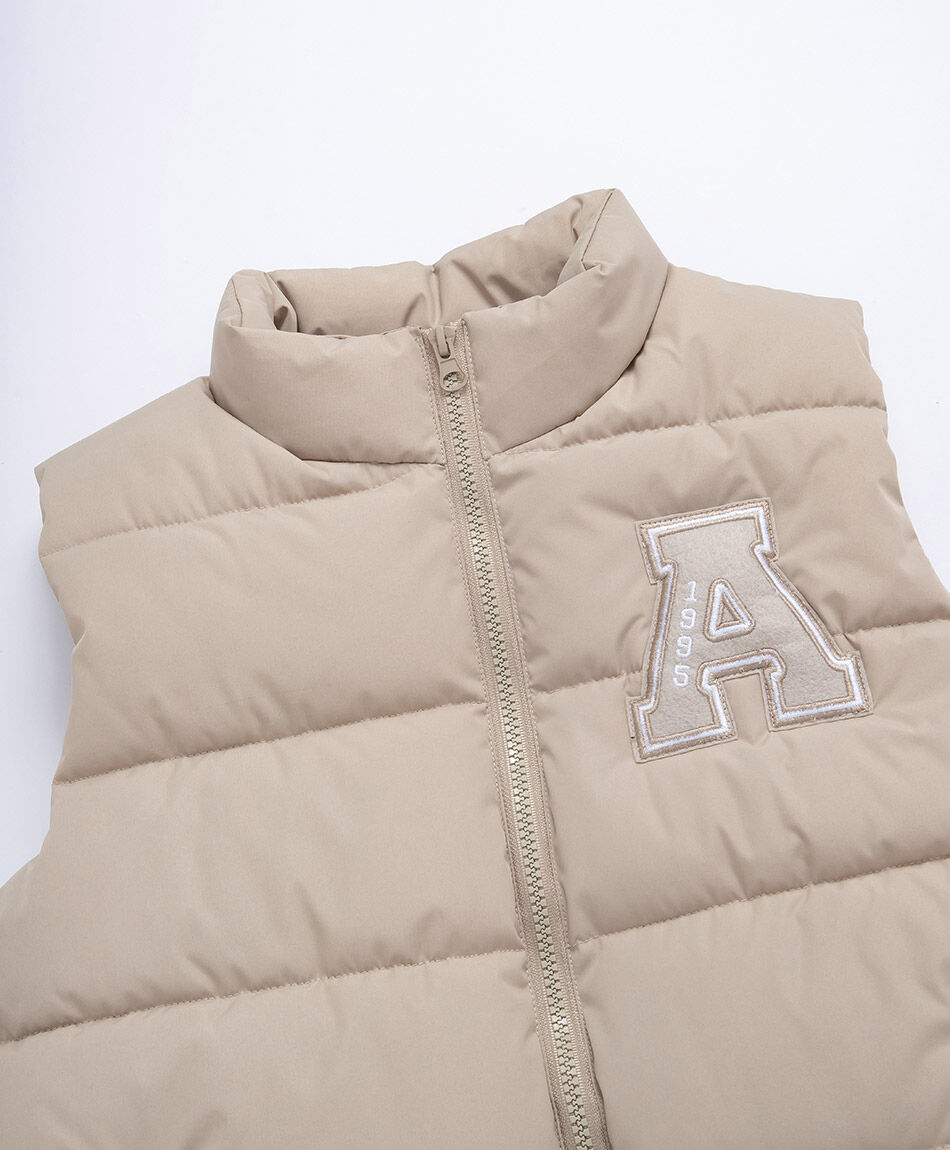 Parka ni&ntilde;o sin mangas letra a beige