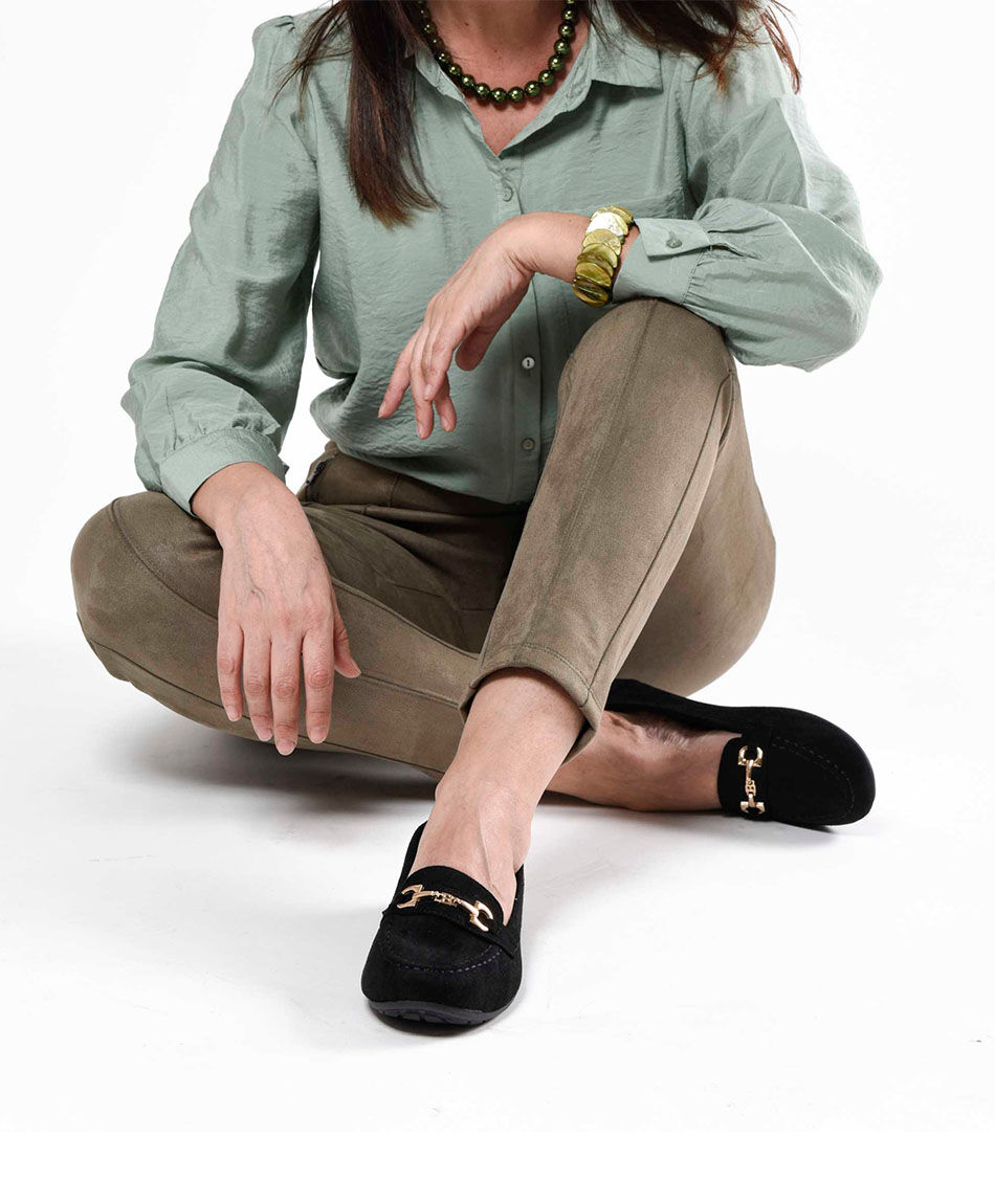 Mocasín mujer hebilla dorada